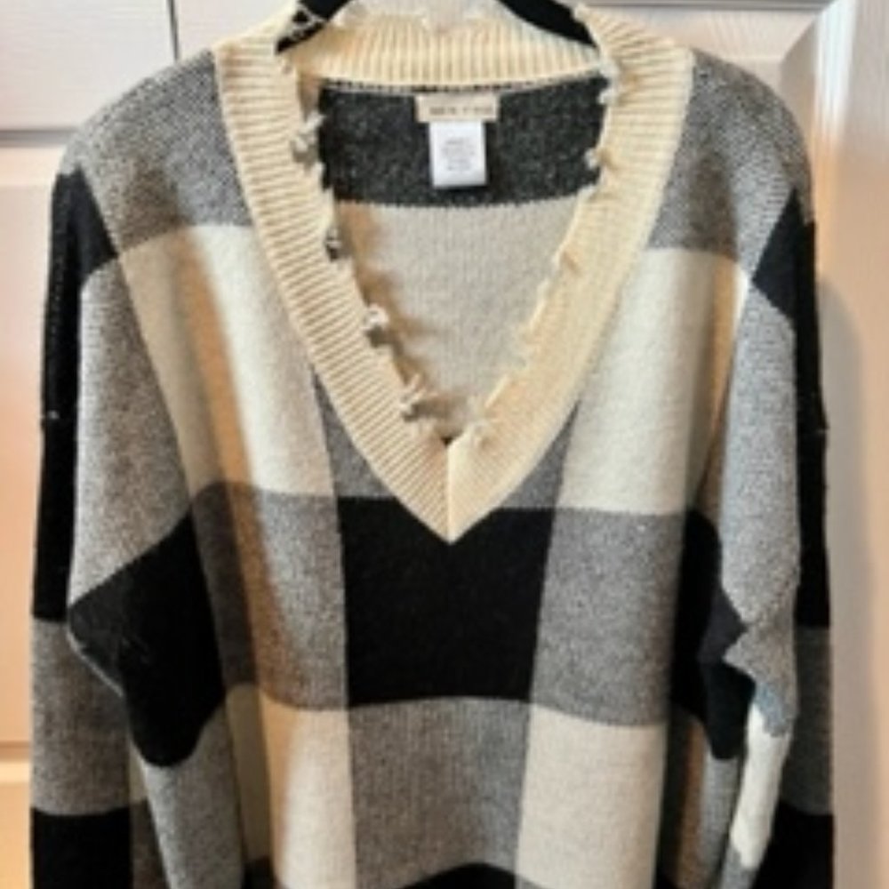 Main Strip Black and White Sweater